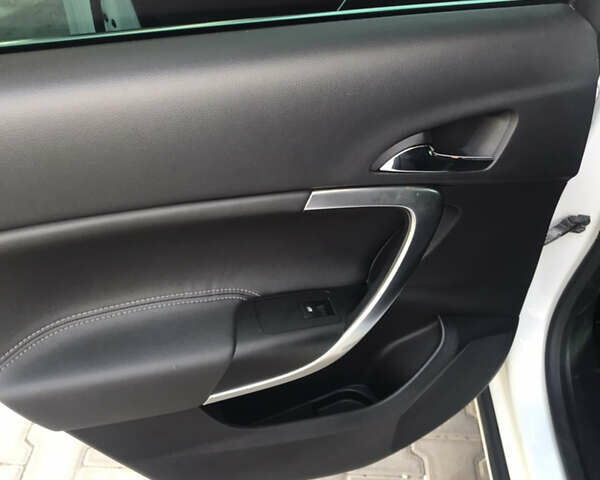 Білий Опель Інсігнія, об'ємом двигуна 2 л та пробігом 210 тис. км за 10800 $, фото 24 на Automoto.ua