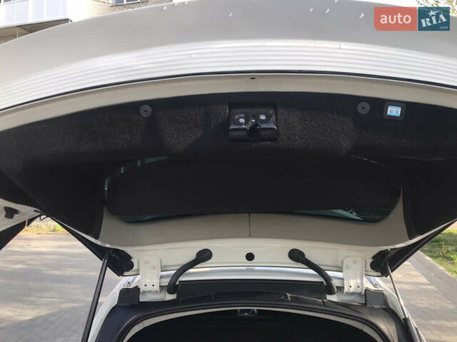 Білий Опель Інсігнія, об'ємом двигуна 2 л та пробігом 210 тис. км за 10800 $, фото 29 на Automoto.ua