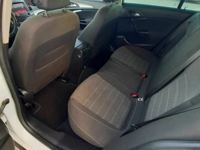 Білий Опель Інсігнія, об'ємом двигуна 2 л та пробігом 289 тис. км за 8000 $, фото 3 на Automoto.ua