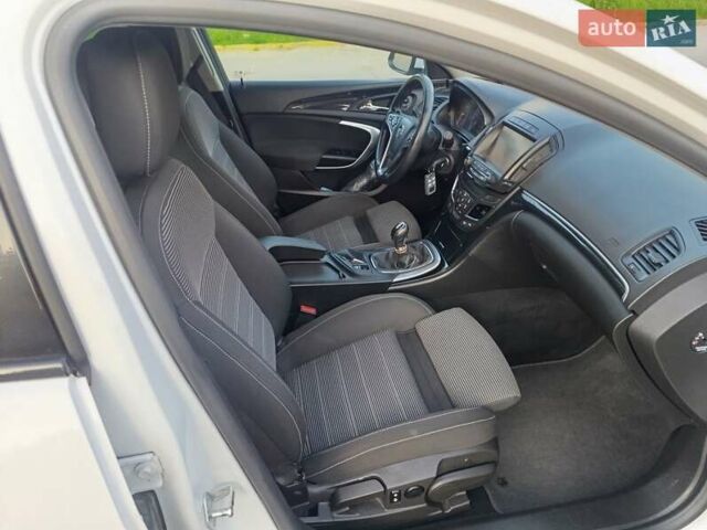 Белый Опель Инсигния, объемом двигателя 2 л и пробегом 248 тыс. км за 9650 $, фото 24 на Automoto.ua