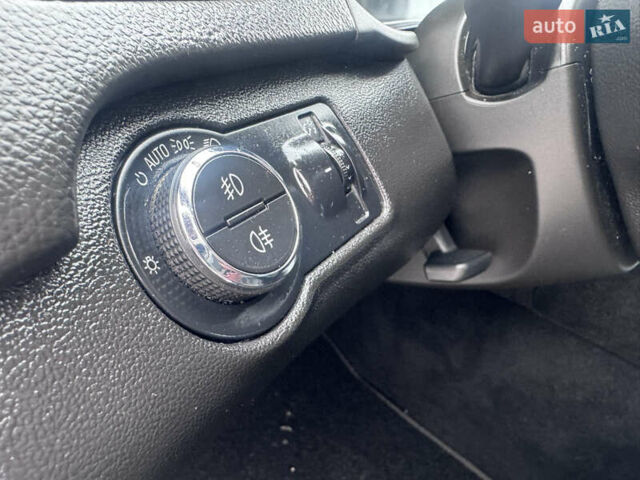 Білий Опель Інсігнія, об'ємом двигуна 2 л та пробігом 230 тис. км за 9600 $, фото 32 на Automoto.ua