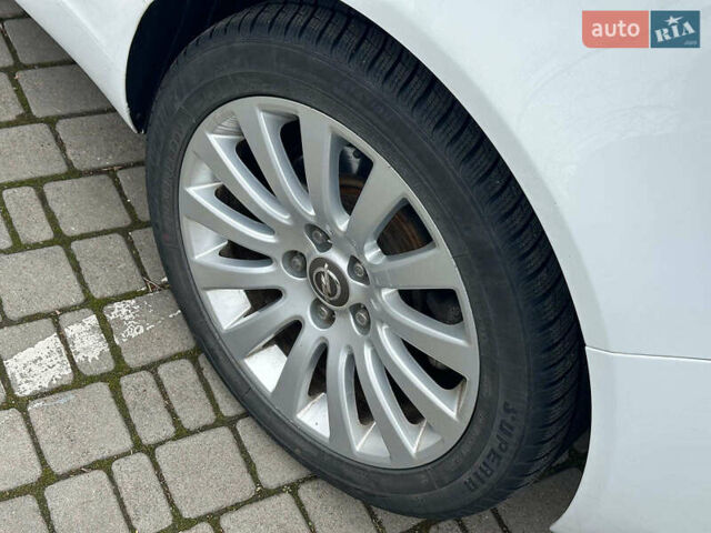 Білий Опель Інсігнія, об'ємом двигуна 2 л та пробігом 198 тис. км за 10490 $, фото 7 на Automoto.ua