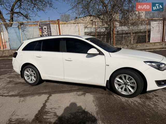 Білий Опель Інсігнія, об'ємом двигуна 2 л та пробігом 221 тис. км за 11600 $, фото 2 на Automoto.ua