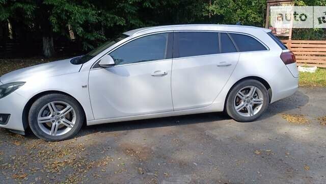 Белый Опель Инсигния, объемом двигателя 2 л и пробегом 237 тыс. км за 10700 $, фото 1 на Automoto.ua