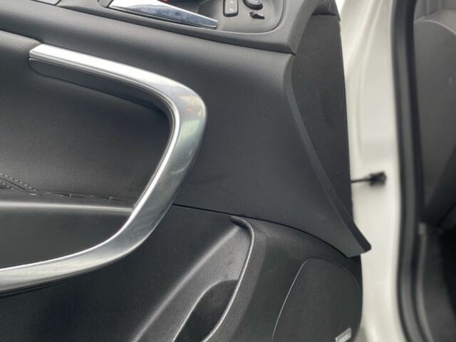 Белый Опель Инсигния, объемом двигателя 2 л и пробегом 320 тыс. км за 9349 $, фото 10 на Automoto.ua