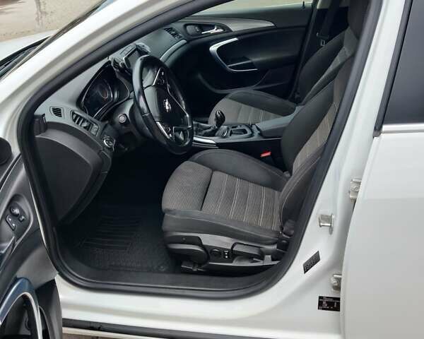 Белый Опель Инсигния, объемом двигателя 1.6 л и пробегом 234 тыс. км за 10000 $, фото 10 на Automoto.ua