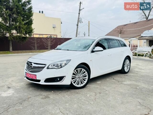 Белый Опель Инсигния, объемом двигателя 2 л и пробегом 248 тыс. км за 11200 $, фото 1 на Automoto.ua