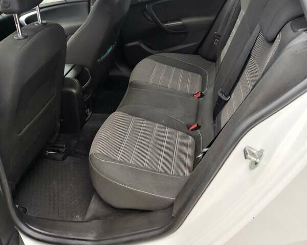 Белый Опель Инсигния, объемом двигателя 1.6 л и пробегом 234 тыс. км за 10000 $, фото 1 на Automoto.ua