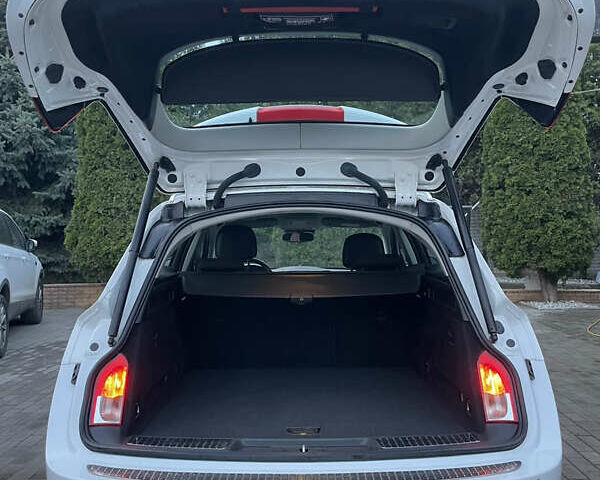 Белый Опель Инсигния, объемом двигателя 1.96 л и пробегом 300 тыс. км за 9000 $, фото 5 на Automoto.ua