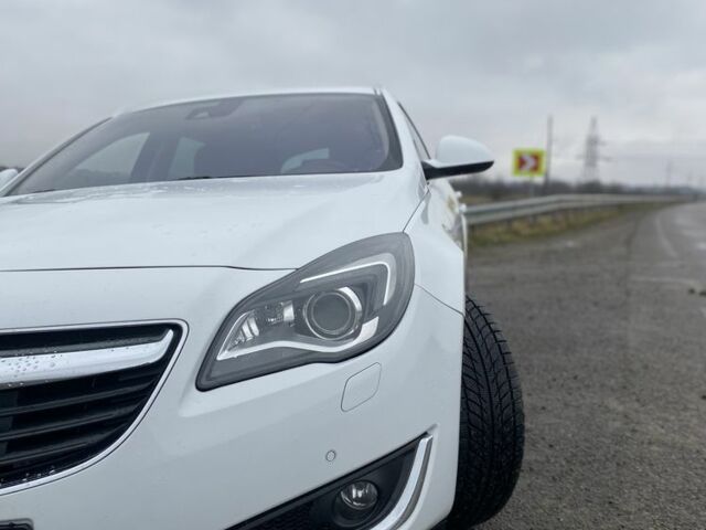 Белый Опель Инсигния, объемом двигателя 2 л и пробегом 320 тыс. км за 9349 $, фото 3 на Automoto.ua