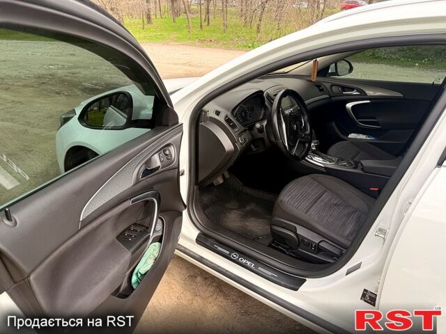 Білий Опель Інсігнія, об'ємом двигуна 2 л та пробігом 224 тис. км за 10999 $, фото 9 на Automoto.ua