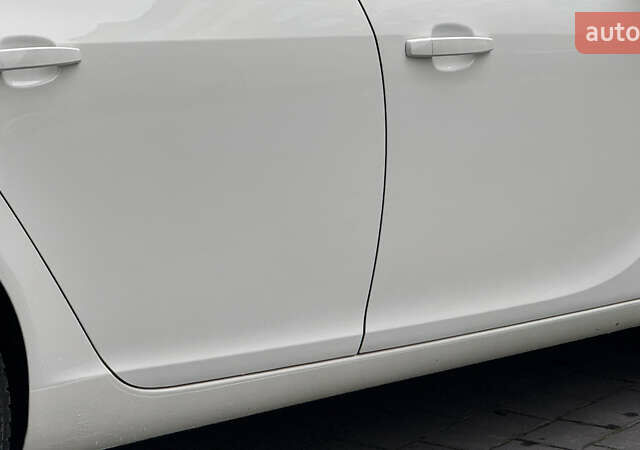 Белый Опель Инсигния, объемом двигателя 1.96 л и пробегом 241 тыс. км за 9800 $, фото 19 на Automoto.ua