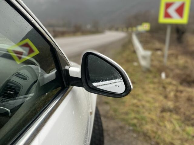 Белый Опель Инсигния, объемом двигателя 2 л и пробегом 320 тыс. км за 9349 $, фото 7 на Automoto.ua