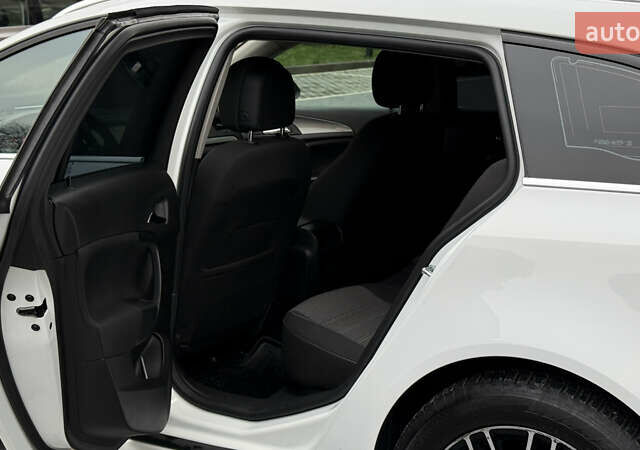 Белый Опель Инсигния, объемом двигателя 1.96 л и пробегом 241 тыс. км за 9800 $, фото 27 на Automoto.ua