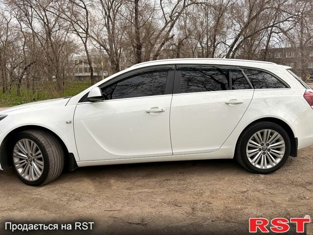 Білий Опель Інсігнія, об'ємом двигуна 2 л та пробігом 224 тис. км за 10999 $, фото 1 на Automoto.ua