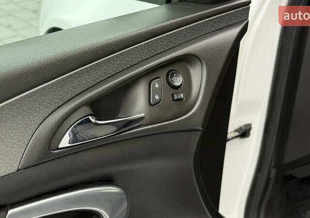 Белый Опель Инсигния, объемом двигателя 1.96 л и пробегом 241 тыс. км за 9800 $, фото 35 на Automoto.ua