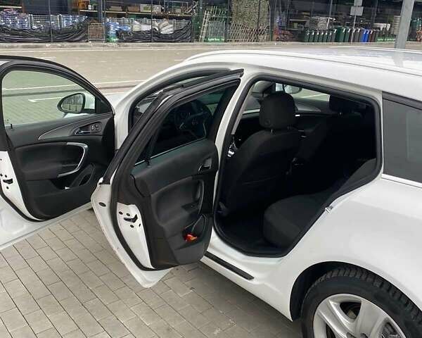 Білий Опель Інсігнія, об'ємом двигуна 1.6 л та пробігом 239 тис. км за 11300 $, фото 12 на Automoto.ua