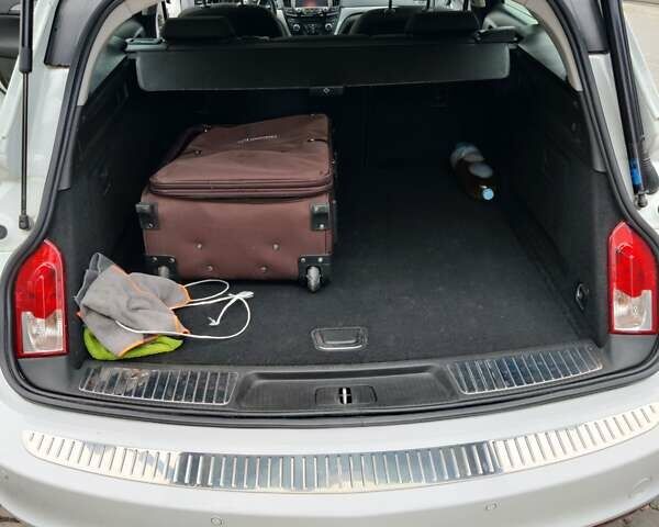 Белый Опель Инсигния, объемом двигателя 1.6 л и пробегом 234 тыс. км за 10000 $, фото 2 на Automoto.ua