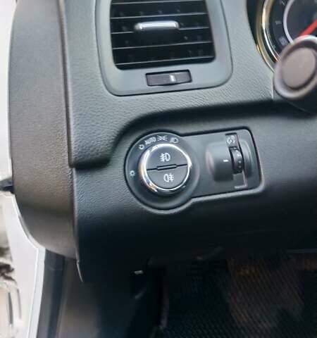 Белый Опель Инсигния, объемом двигателя 1.6 л и пробегом 170 тыс. км за 9900 $, фото 11 на Automoto.ua