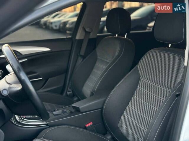 Белый Опель Инсигния, объемом двигателя 1.96 л и пробегом 256 тыс. км за 12990 $, фото 7 на Automoto.ua