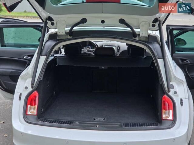 Білий Опель Інсігнія, об'ємом двигуна 1.6 л та пробігом 211 тис. км за 9999 $, фото 21 на Automoto.ua