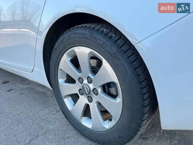 Белый Опель Инсигния, объемом двигателя 1.96 л и пробегом 258 тыс. км за 9600 $, фото 6 на Automoto.ua