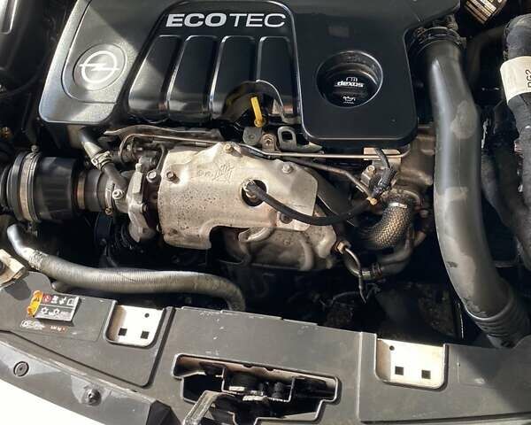 Белый Опель Инсигния, объемом двигателя 1.6 л и пробегом 196 тыс. км за 10000 $, фото 4 на Automoto.ua