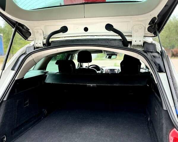 Белый Опель Инсигния, объемом двигателя 1.96 л и пробегом 258 тыс. км за 9600 $, фото 13 на Automoto.ua