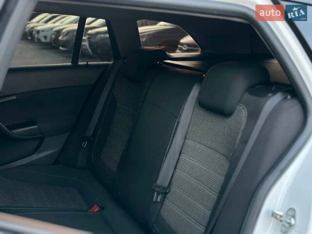 Белый Опель Инсигния, объемом двигателя 1.96 л и пробегом 256 тыс. км за 12500 $, фото 11 на Automoto.ua