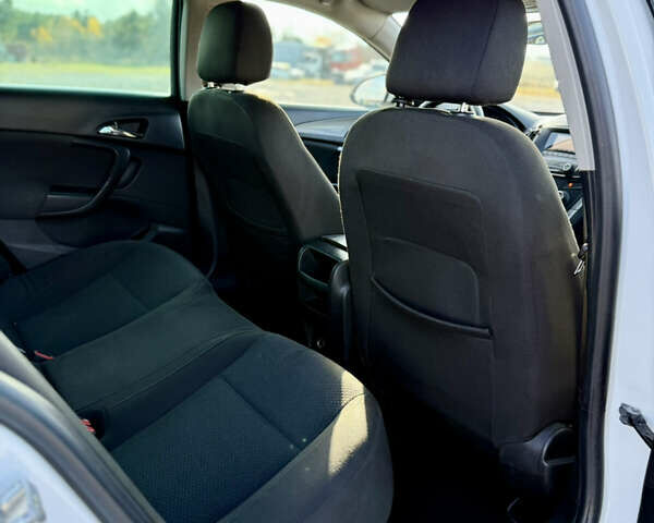 Белый Опель Инсигния, объемом двигателя 1.6 л и пробегом 279 тыс. км за 10999 $, фото 24 на Automoto.ua