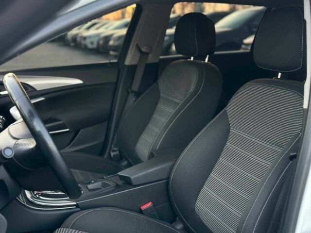 Белый Опель Инсигния, объемом двигателя 2 л и пробегом 256 тыс. км за 12990 $, фото 7 на Automoto.ua