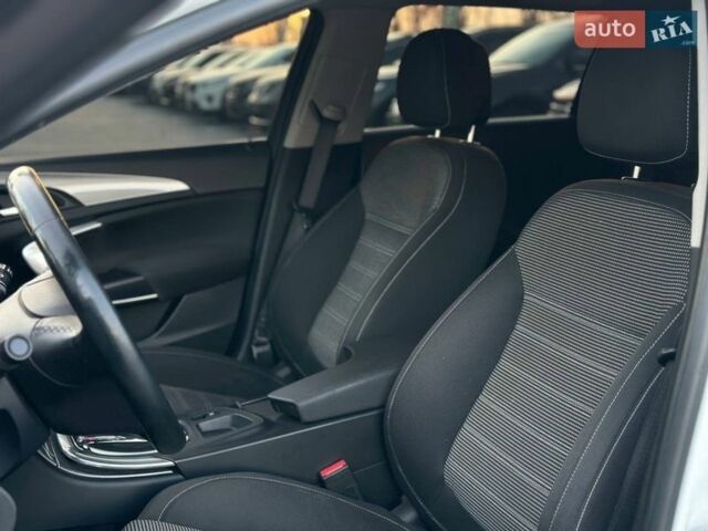 Белый Опель Инсигния, объемом двигателя 1.96 л и пробегом 256 тыс. км за 11990 $, фото 7 на Automoto.ua