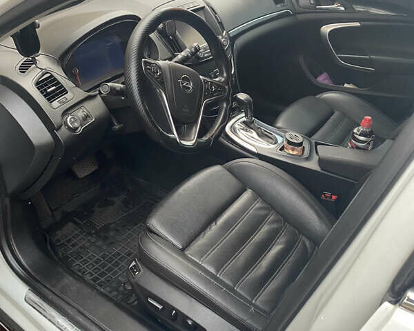 Белый Опель Инсигния, объемом двигателя 1.96 л и пробегом 180 тыс. км за 14350 $, фото 6 на Automoto.ua