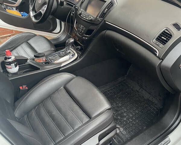 Белый Опель Инсигния, объемом двигателя 1.96 л и пробегом 180 тыс. км за 14350 $, фото 10 на Automoto.ua