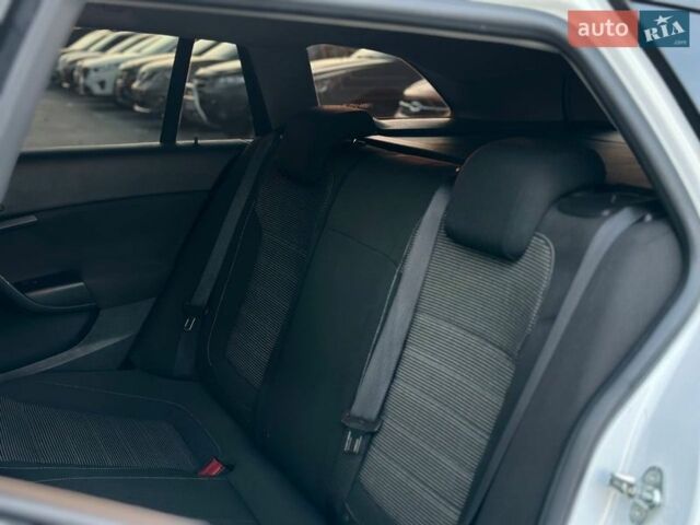 Белый Опель Инсигния, объемом двигателя 1.96 л и пробегом 256 тыс. км за 11990 $, фото 11 на Automoto.ua