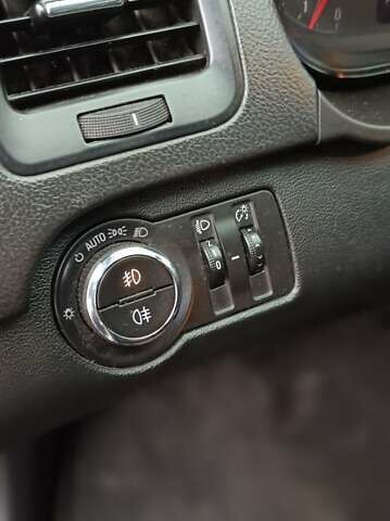 Білий Опель Інсігнія, об'ємом двигуна 1.6 л та пробігом 227 тис. км за 9500 $, фото 7 на Automoto.ua