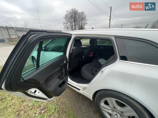 Белый Опель Инсигния, объемом двигателя 1.6 л и пробегом 285 тыс. км за 12200 $, фото 15 на Automoto.ua