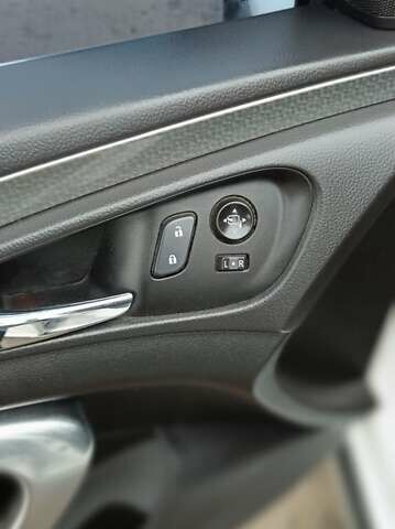 Білий Опель Інсігнія, об'ємом двигуна 1.6 л та пробігом 227 тис. км за 9500 $, фото 6 на Automoto.ua