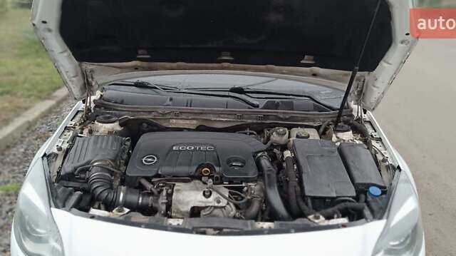 Білий Опель Інсігнія, об'ємом двигуна 1.6 л та пробігом 227 тис. км за 9500 $, фото 8 на Automoto.ua