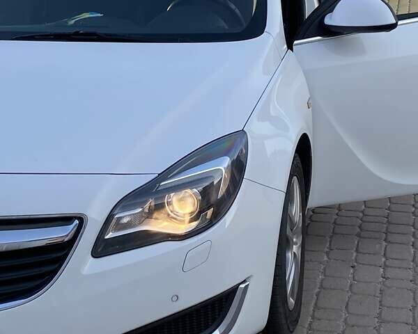 Белый Опель Инсигния, объемом двигателя 1.6 л и пробегом 196 тыс. км за 10000 $, фото 2 на Automoto.ua