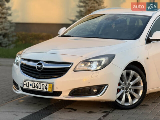 Белый Опель Инсигния, объемом двигателя 2 л и пробегом 340 тыс. км за 9600 $, фото 1 на Automoto.ua