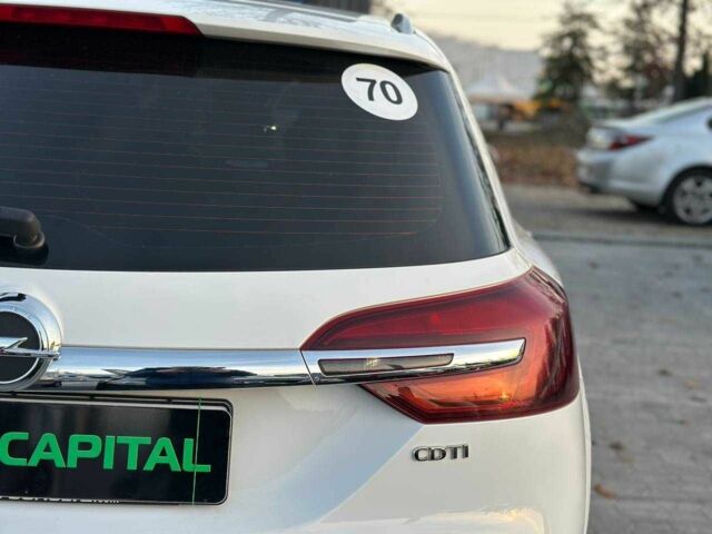 Белый Опель Инсигния, объемом двигателя 2 л и пробегом 256 тыс. км за 12990 $, фото 4 на Automoto.ua