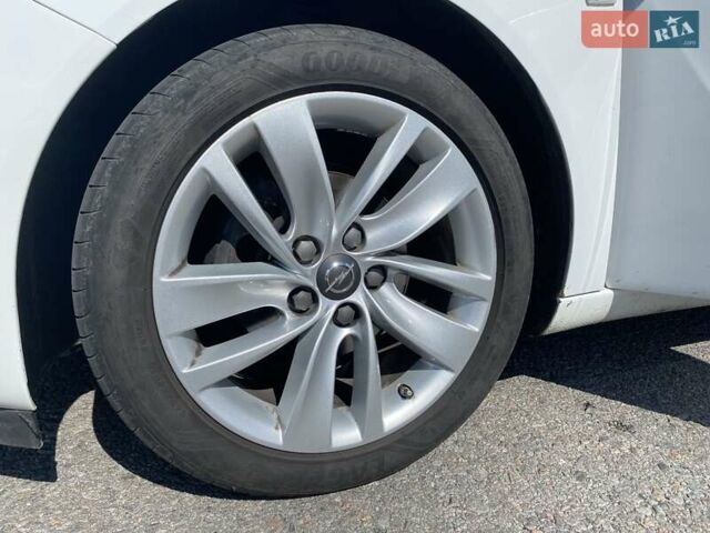 Білий Опель Інсігнія, об'ємом двигуна 1.6 л та пробігом 222 тис. км за 11000 $, фото 3 на Automoto.ua