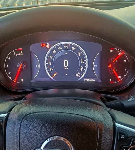 Белый Опель Инсигния, объемом двигателя 1.6 л и пробегом 227 тыс. км за 8900 $, фото 6 на Automoto.ua
