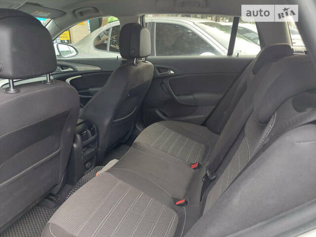 Белый Опель Инсигния, объемом двигателя 1.6 л и пробегом 237 тыс. км за 13000 $, фото 7 на Automoto.ua