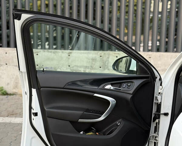 Белый Опель Инсигния, объемом двигателя 2 л и пробегом 340 тыс. км за 9600 $, фото 32 на Automoto.ua