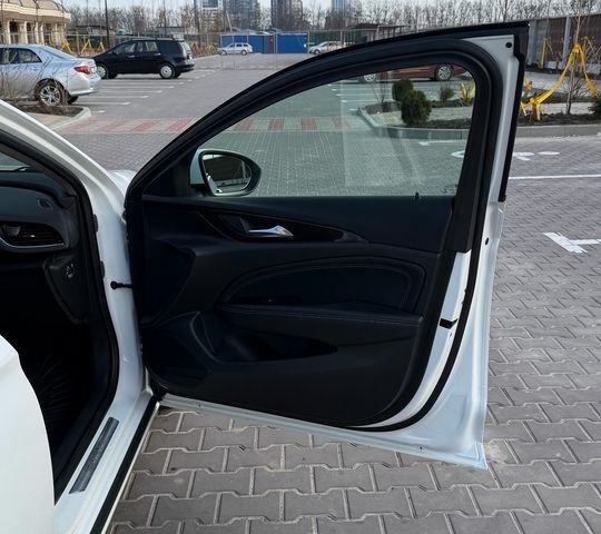 Білий Опель Інсігнія, об'ємом двигуна 1.6 л та пробігом 190 тис. км за 12600 $, фото 13 на Automoto.ua