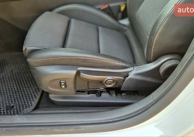 Белый Опель Инсигния, объемом двигателя 1.96 л и пробегом 170 тыс. км за 15200 $, фото 11 на Automoto.ua