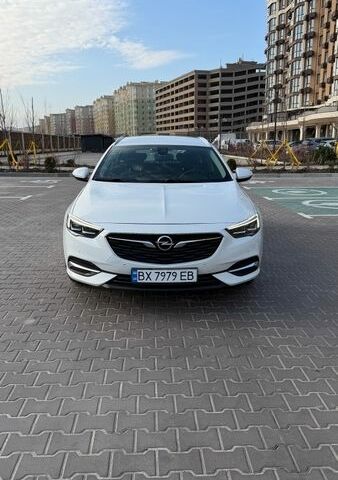 Белый Опель Инсигния, объемом двигателя 1.6 л и пробегом 190 тыс. км за 13999 $, фото 1 на Automoto.ua