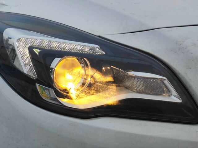 Білий Опель Інсігнія, об'ємом двигуна 1.6 л та пробігом 232 тис. км за 11050 $, фото 11 на Automoto.ua